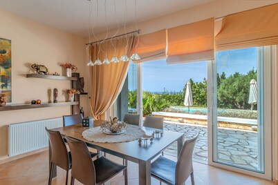 Villa 'Luxury Flora Kiparissia' with Sea View, Wi-Fi and Air Conditioning