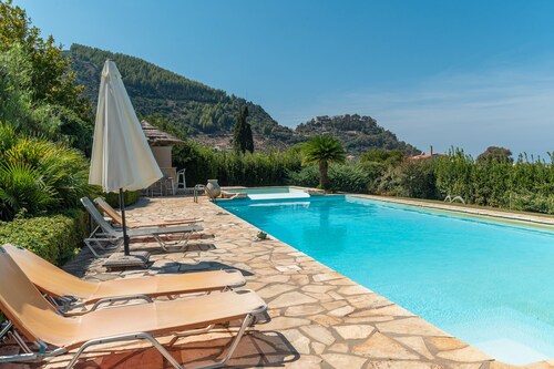 Villa 'Luxury  Flora Kiparissia' with Sea View, Wi-Fi and Air Conditioning