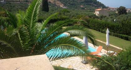 Villa 'Luxury Flora Kiparissia' with Sea View, Wi-Fi and Air Conditioning