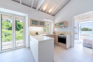 Fridge, oven, stovetop, coffee/tea maker