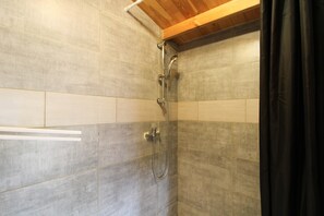 Douche, séchoir à cheveux, serviettes fournies