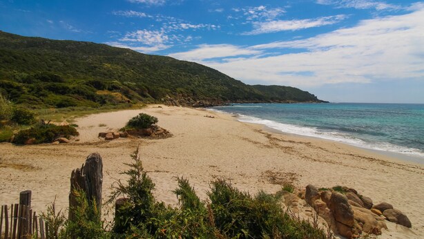 A beach with a wooden fence, a rocky outcrop, and a clear sky. - Chalet 'De La Plage U Tempu' with Sea View, Wi-Fi and Air Conditioning (Coti-Chiavari)
