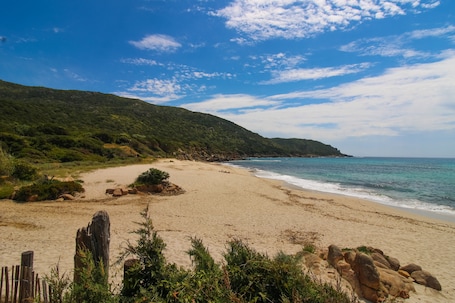 On the beach. Chalet 'De La Plage U Tempu' with Sea View, Wi-Fi and Air Conditioning