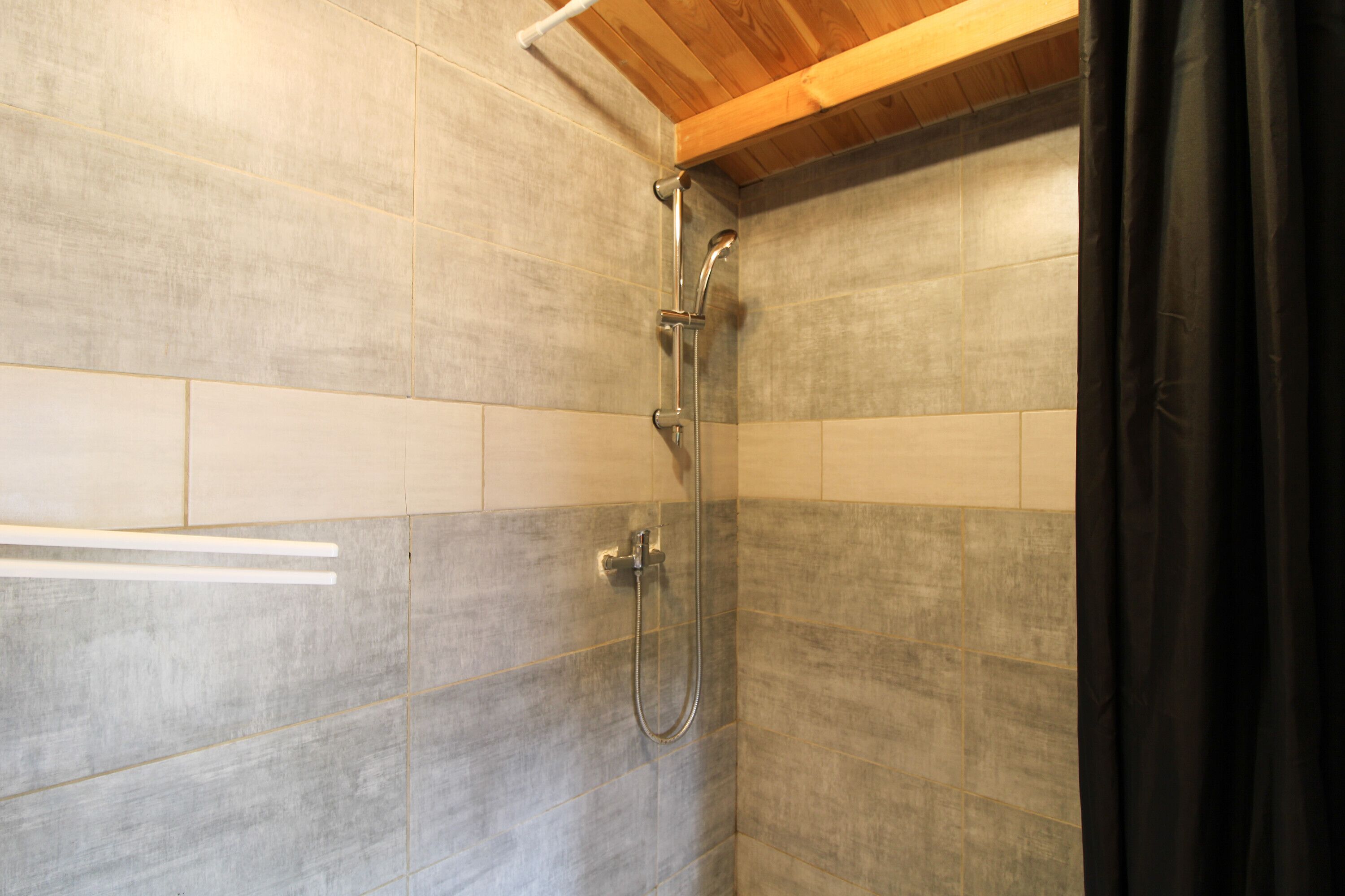 Een douche, een haardroger, handdoeken