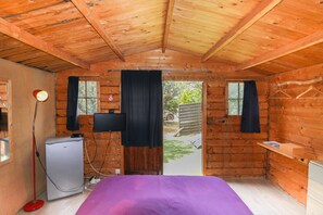 1 bedroom, bed sheets