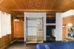 1 bedroom, bed sheets