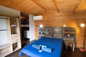 1 bedroom, bed sheets