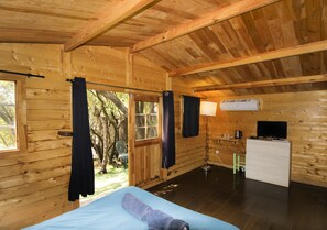 1 bedroom, bed sheets - Chalet 'De La Plage Evasion' with Sea View, Wi-Fi and Air Conditioning (Coti-Chiavari)