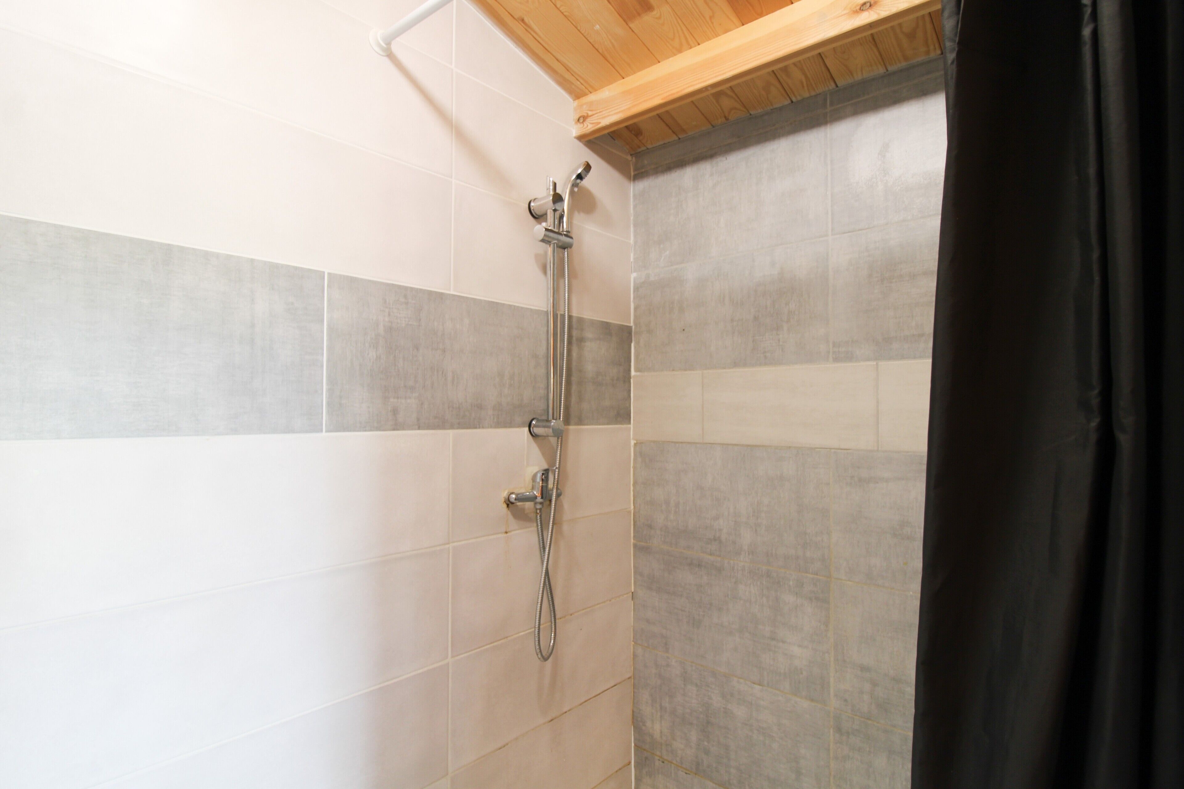 Een douche, een haardroger, handdoeken