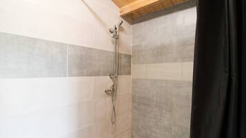 Een douche, een haardroger, handdoeken