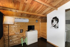 Interior - Chalet 'De La Plage Evasion' with Sea View, Wi-Fi and Air Conditioning (Coti-Chiavari)