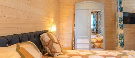 2 slaapkamers, een strijkplank/strijkijzer, gratis wifi, beddengoed