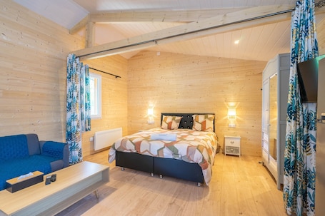 2 室のベッドルーム、アイロン / アイロン台、WiFi (無料)、ベッドシーツ. Cosy chalet with terrace, peaceful setting between Rochefort & Royan – near beaches, nature