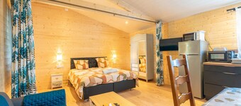 Cosy chalet with terrace, peaceful setting between Rochefort & Royan â near beaches, nature