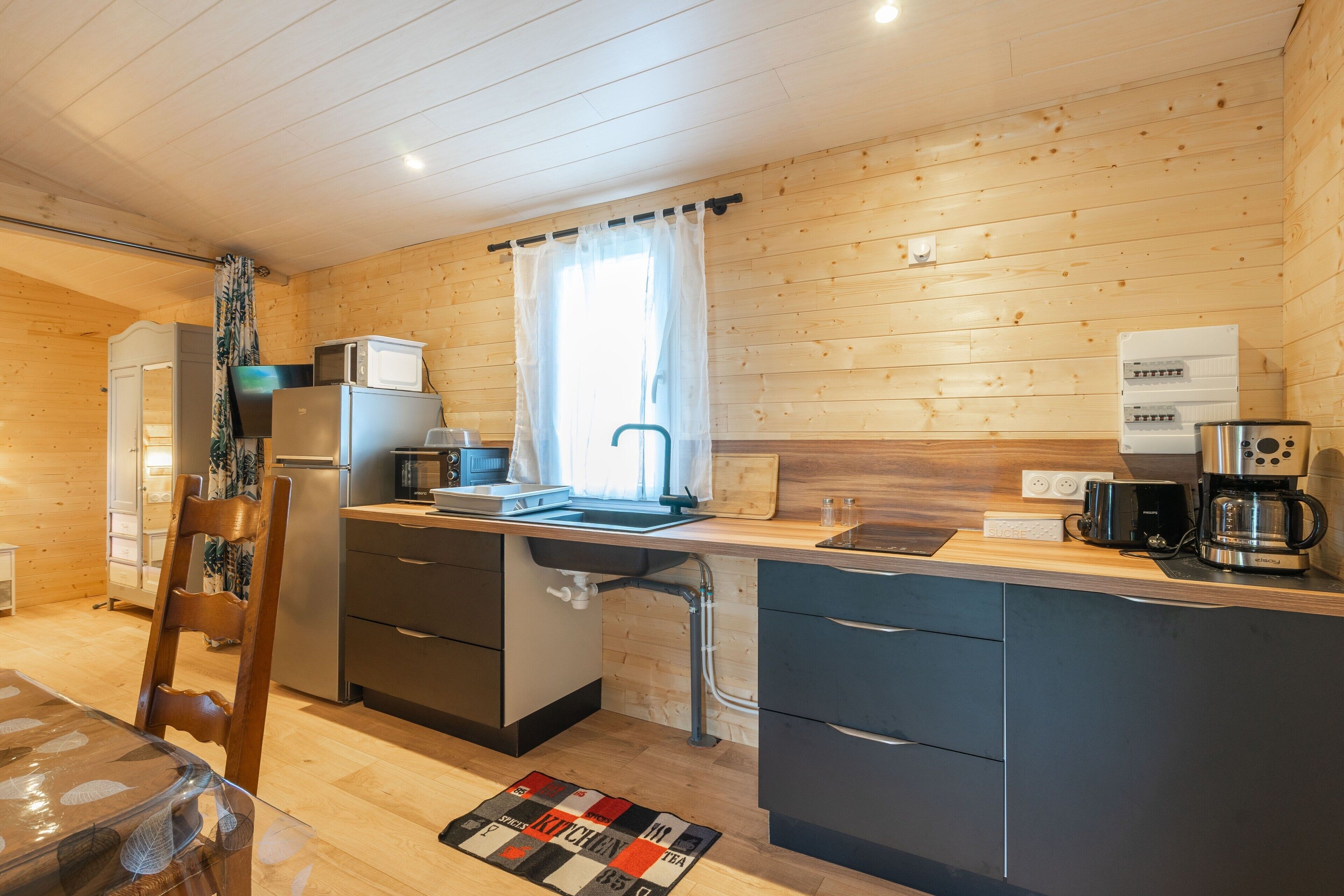 Køleskab, mikrobølgeovn, ovn, kogeplade