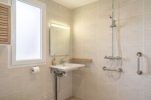 Douche, serviettes fournies