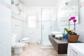 Shower, hair dryer, towels - Apartment 'La Vela Rossa' with Shared Pool, Wi-Fi and Air Conditioning (Sas Linnas Siccas)