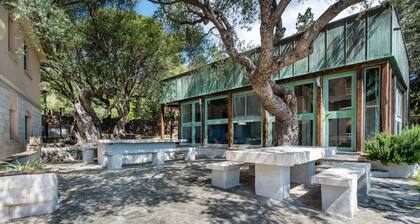 Apartment 'La Vela Rossa' with Shared Pool, Wi-Fi and Air Conditioning