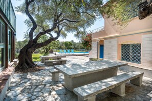 Outdoor dining - Apartment 'La Vela Rossa' with Shared Pool, Wi-Fi and Air Conditioning (Sas Linnas Siccas)