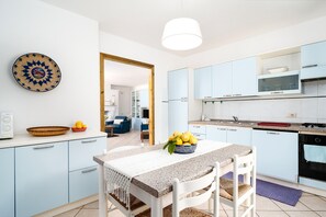 Fridge, microwave, oven, stovetop - Apartment 'La Vela Rossa' with Shared Pool, Wi-Fi and Air Conditioning (Sas Linnas Siccas)