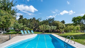 A rectangular swimming pool with a tiled edge, surrounded by a paved deck. - Apartment 'La Vela Rossa' with Shared Pool, Wi-Fi and Air Conditioning (Sas Linnas Siccas)