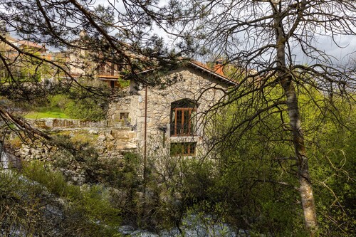 Gîte 'Molino Navarenas' with lake view, balcony and Wi-Fi