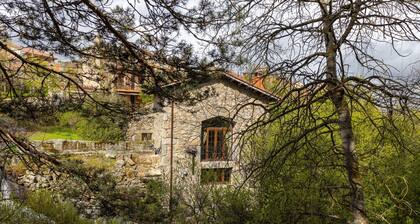 Gîte 'Molino Navarenas' with lake view, balcony and Wi-Fi