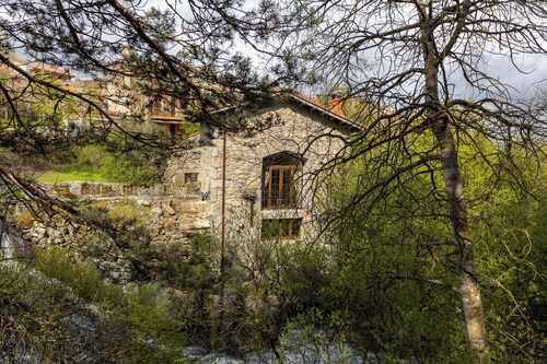 Gîte 'Molino Navarenas' with lake view, balcony and Wi-Fi