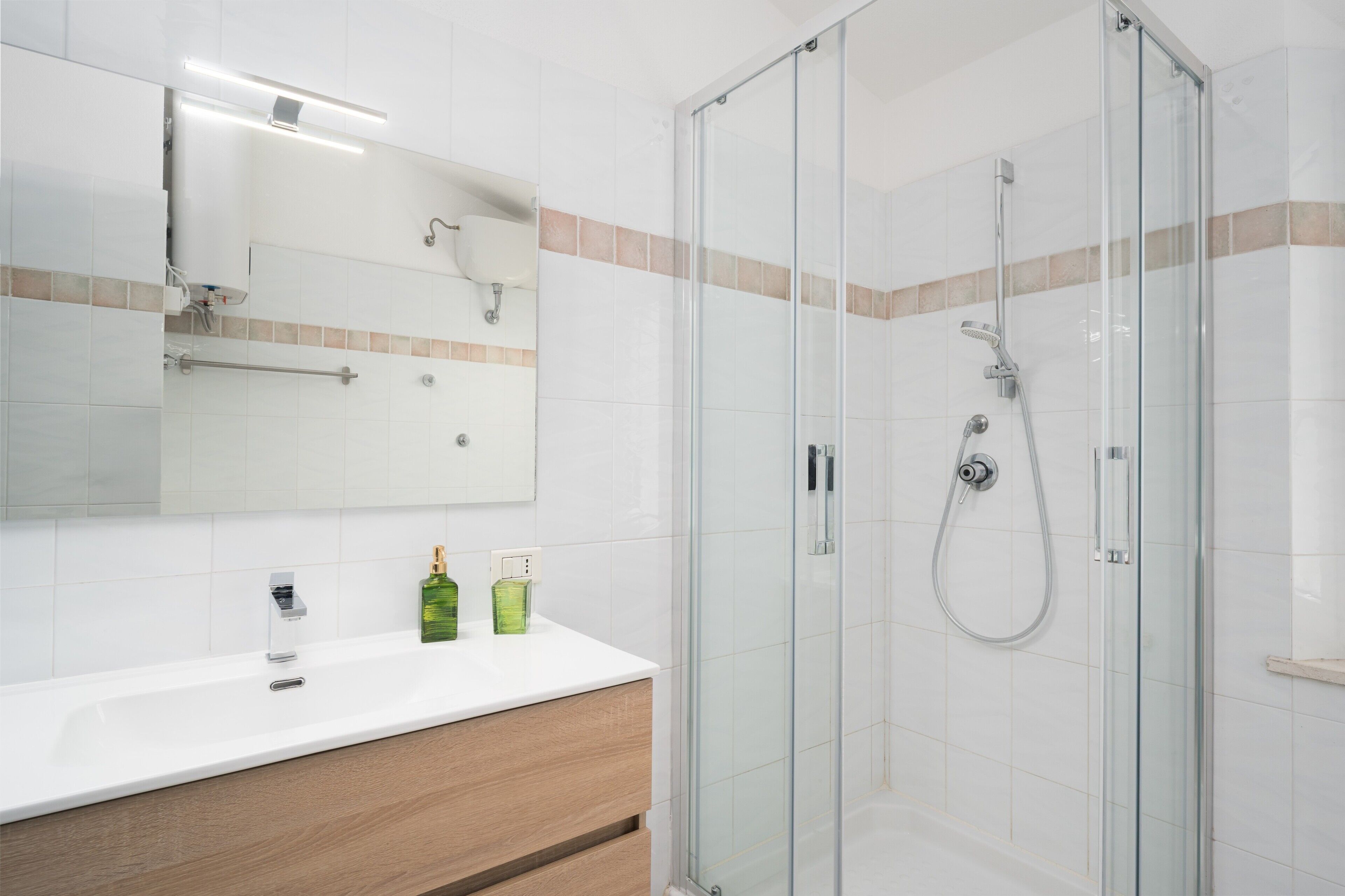 Een douche, een haardroger, handdoeken