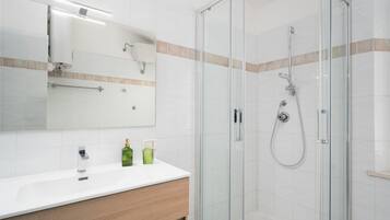 Een douche, een haardroger, handdoeken