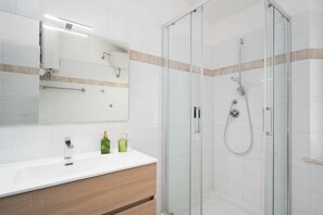 Dusche, Haartrockner, Handtücher