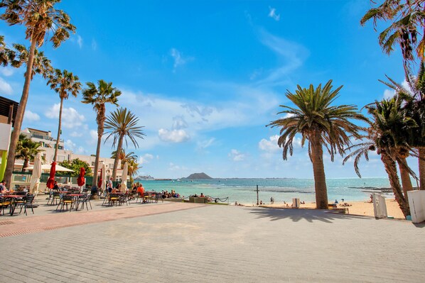 Beach nearby - Vacation Home 'La Casita Encantada' with Shared Pool, Wi-Fi and Air Conditioning (Corralejo)