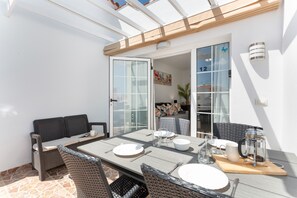 Outdoor dining - Vacation Home 'La Casita Encantada' with Shared Pool, Wi-Fi and Air Conditioning (Corralejo)