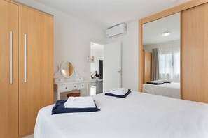 1 bedroom, free WiFi, bed sheets - Pool-View Bungalow with Air Con, Central Corralejo (Corralejo)