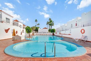 Pool - Pool-View Bungalow with Air Con, Central Corralejo (Corralejo)