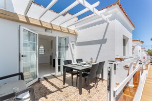 Outdoor dining - Pool-View Bungalow with Air Con, Central Corralejo (Corralejo)