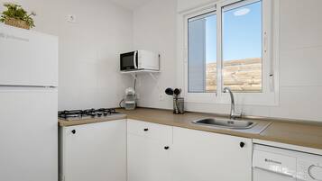 Frigorífico, microondas, placa de cocina y cafetera o tetera