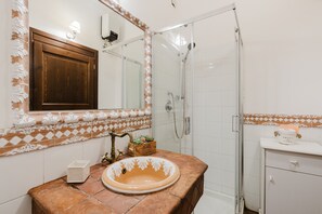 Douche, séchoir à cheveux, serviettes fournies