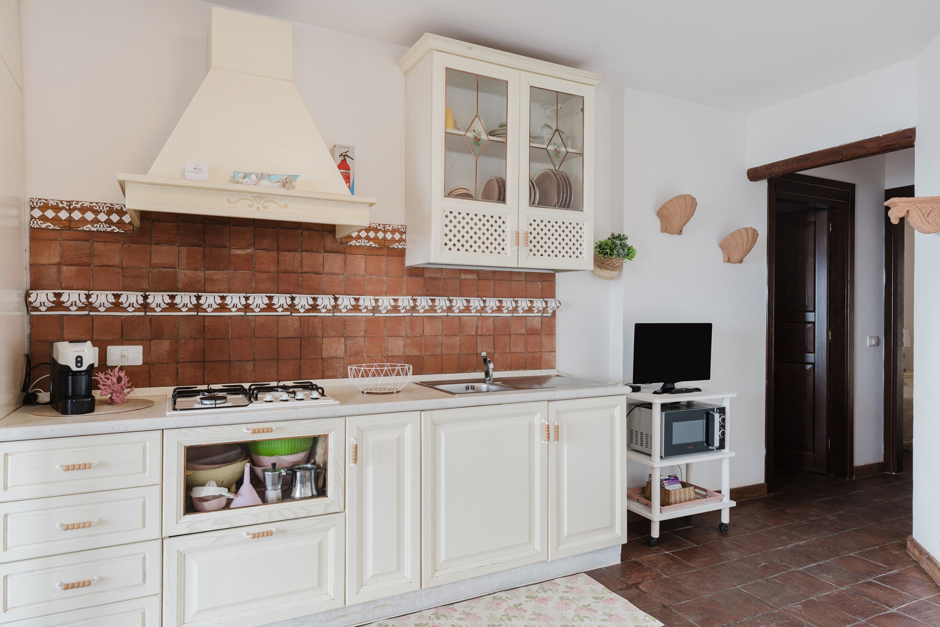 Réfrigérateur, micro-ondes, plaque de cuisson, cafetière/bouilloire