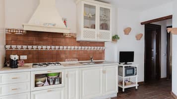 Réfrigérateur, micro-ondes, plaque de cuisson, cafetiÚre/bouilloire