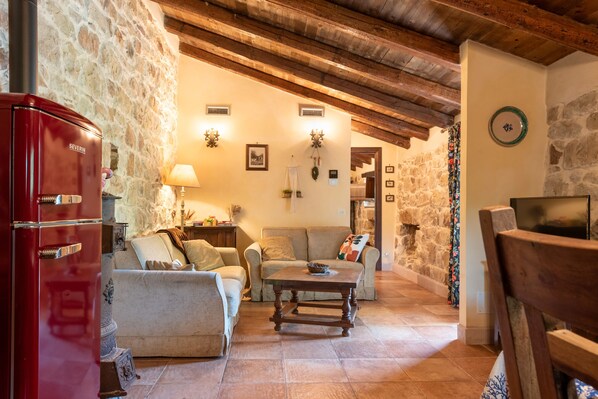 TV - Villa 'Seaside Suite' with Mountain View, Wi-Fi and Air Conditioning (Cefalù)