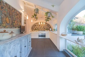 Fridge, microwave, oven, stovetop - Villa 'Di Charme Ischia Porto' with Shared Terrace, Wi-Fi and Air Conditioning (Ischia)