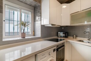 Frigorífico, microondas, horno y placa de cocina