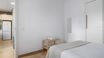 1 habitación, tabla de planchar con plancha, wifi gratis y ropa de cama