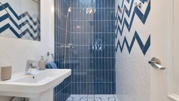 Ducha, secador de pelo, toallas