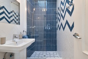 Ducha, secador de pelo y toallas