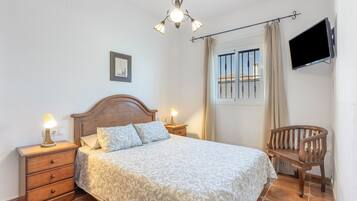 3 slaapkamers, een strijkplank/strijkijzer, gratis wifi, beddengoed