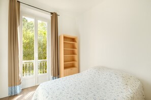 2 bedrooms, iron/ironing board, free WiFi