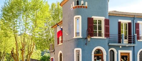 المنشأة من الخارج