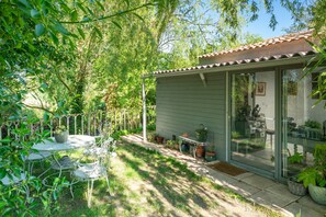 Outdoor dining - Holiday Home 'En Bord De Sorgue' with Private Pool, Private Terrace and Wi-Fi (Châteauneuf-de-Gadagne)